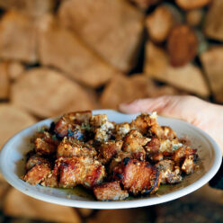 tigania-choirini-me-feta-kai-rigani-gastronomos