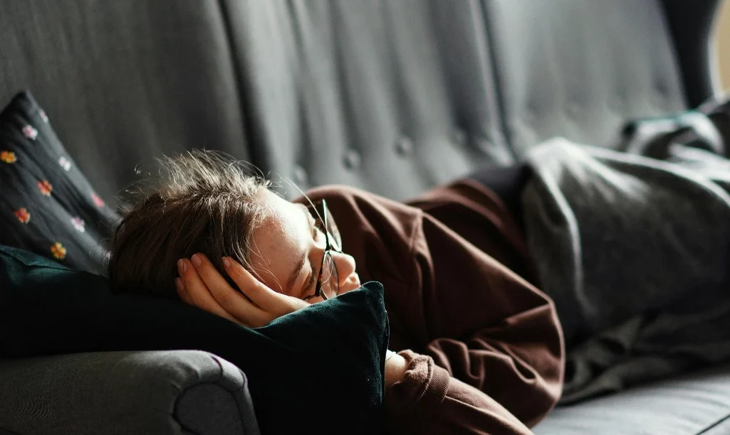 Όσοι κοιμούνται με την τηλεόραση ανοιχτή, έχουν αυτά τα 4 χαρακτηριστικά