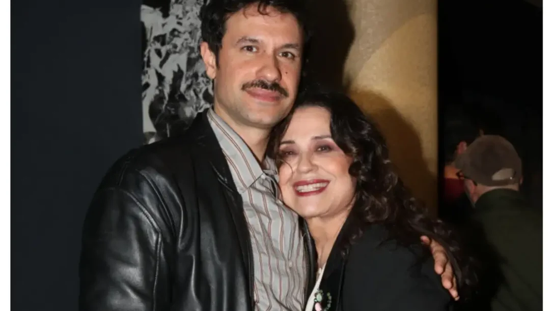 Ορφέας Αυγουστίδης: Στο πλευρό της μητέρας του, Μαρίας Τζομπανάκη