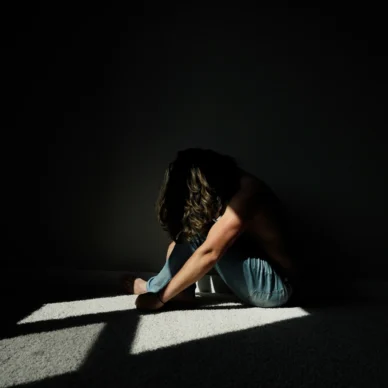 Τη βίαζαν πατέρας, αδέρφια και παππούς από τα 6 χρόνια της – Σάλος στη Βρετανία με κακοποίηση ανήλικης