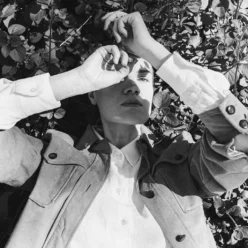 woman-bw-photo-chilling