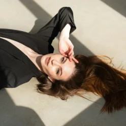 woman-sun-red-lipstick