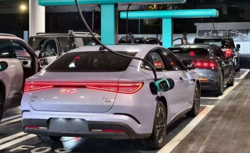 Η BYD κάνει τη φόρτιση το ίδιο γρήγορη με το βενζινάδικο