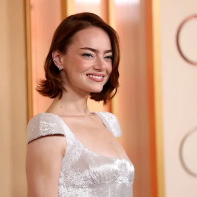 Αγνώριστη η Έμα Στόουν στα Oscars 2026: Η ανανεωμένη εμφάνισή της