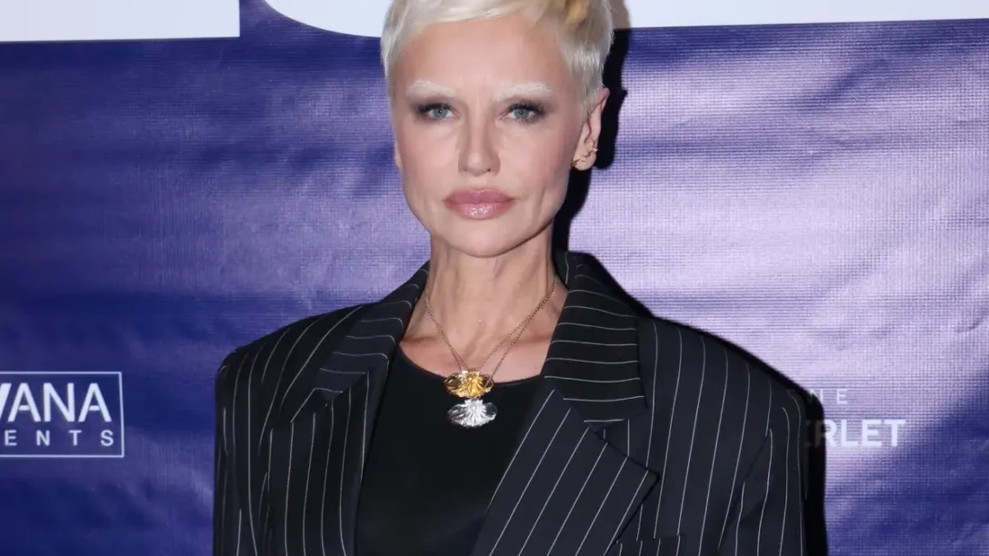 Αγνώριστη η Αντριάνα Σκλεναρίκοβα σε βραδινή εκδήλωση