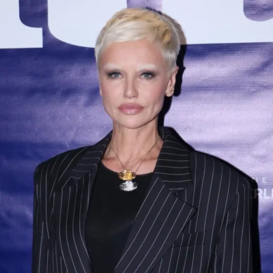 Αγνώριστη η Αντριάνα Σκλεναρίκοβα σε βραδινή εκδήλωση