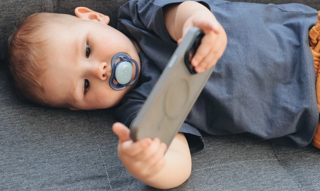 Βρέφη και οθόνες: Είναι τελικά καλή ιδέα; – Τι αποκαλύπτει νέα έρευνα