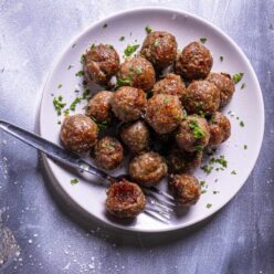 choirinoi-keftedes-me-paprika-kai-oyzo-ston-foyrno-gastronomos-610×762