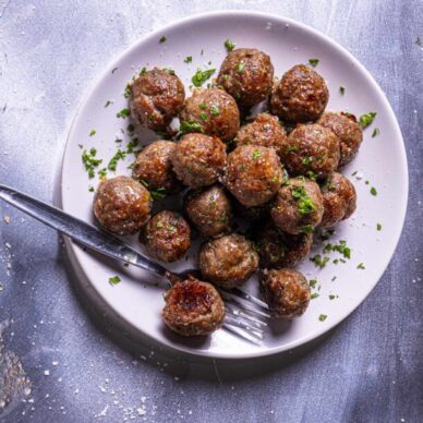 Χοιρινοί κεφτέδες με πάπρικα και ούζο στον φούρνο