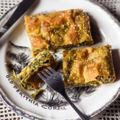 chortopita-me-myrodika-tis-anoixis-gastronomos-768×960