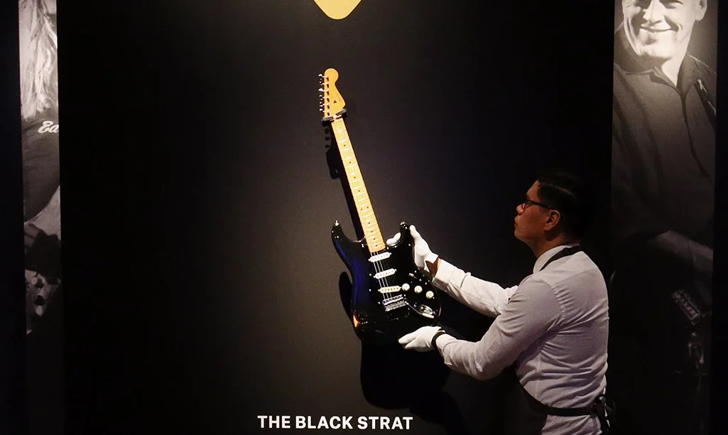 Η θρυλική κιθάρα «Black Strat» του Ντέιβιντ Γκίλμουρ έσπασε κάθε ρεκόρ – Το αστρονομικό ποσό που πωλήθηκε