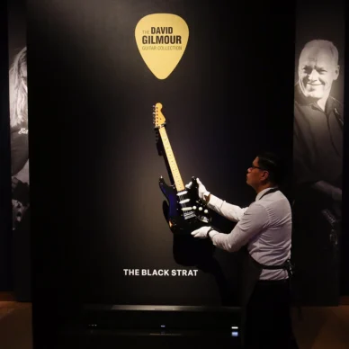 Η θρυλική κιθάρα «Black Strat» του Ντέιβιντ Γκίλμουρ έσπασε κάθε ρεκόρ – Το αστρονομικό ποσό που πωλήθηκε