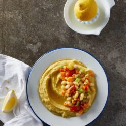 fava-me-saltsa-apo-fasolia-myrodika-kai-ntomatinia-gastronomos-610×762