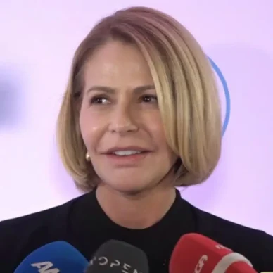 Τζένη Μπαλατσινού: Ο γάμος της κόρης της, τα αναληθή δημοσιεύματα και η ερώτηση που την έκανε να αντιδράσει