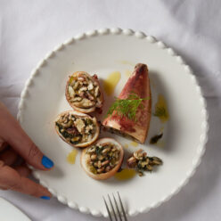 kalamaria-ston-foyrno-gemista-me-aromatiko-spanakoryzo-gastronomos-768×960