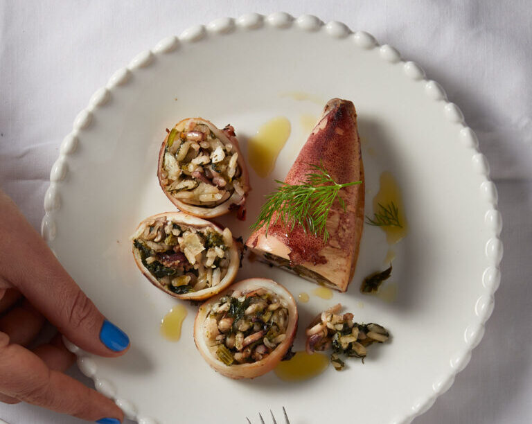 Καλαμάρια στον φούρνο γεμιστά με αρωματικό σπανακόρυζο