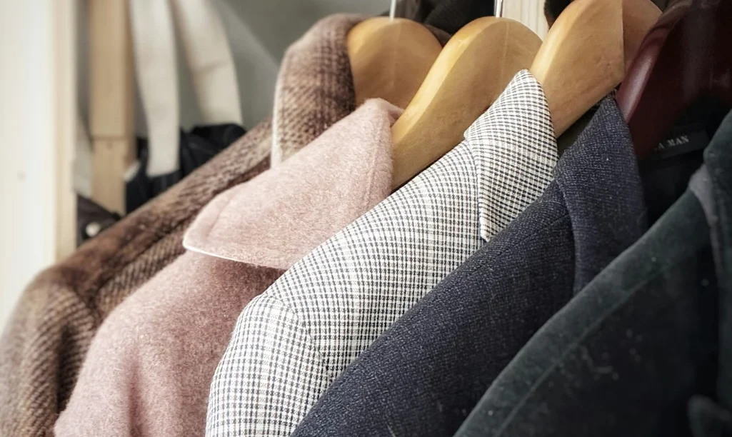 Πώς θα απαλλαχθείς από τις ενοχλητικές μυρωδιές της ντουλάπας σου