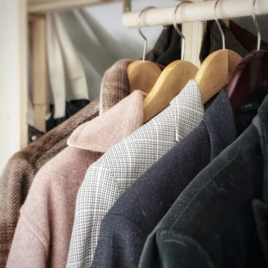 Πώς θα απαλλαχθείς από τις ενοχλητικές μυρωδιές της ντουλάπας σου