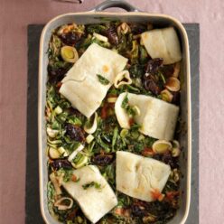 mpakaliaros-me-myrodata-chorta-gastronomos-610×762