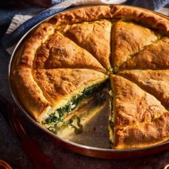 mpoyrani-i-evri-tiki-chorto-pita_gastronomos-768×960