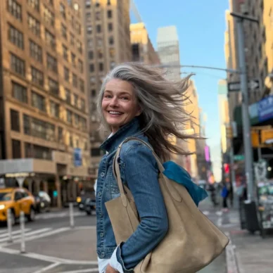 Πολίνα Πορίζκοβα: Στα 60 της, το supermodel των ’80s «σπάει» κάθε ταμπού και ποζάρει με τα δαντελένια της εσώρουχα