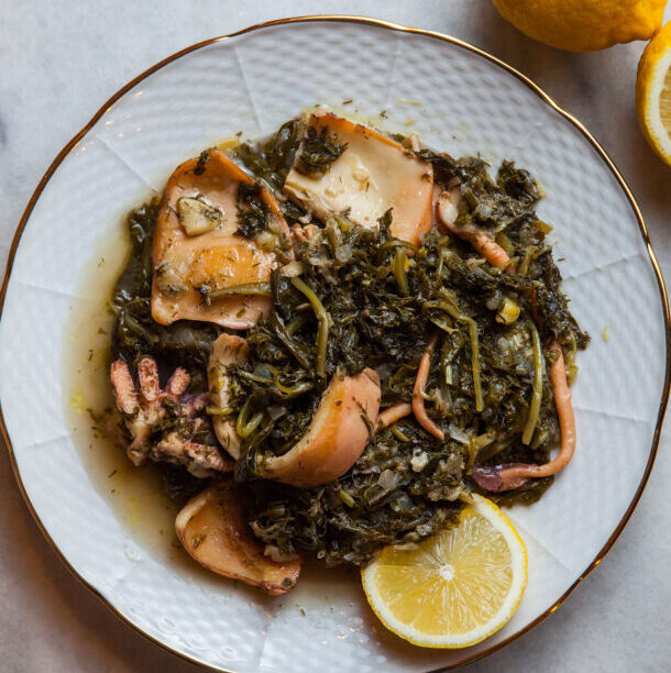 Σουπιές γιαχνί με άγρια χόρτα, αγιορείτικες