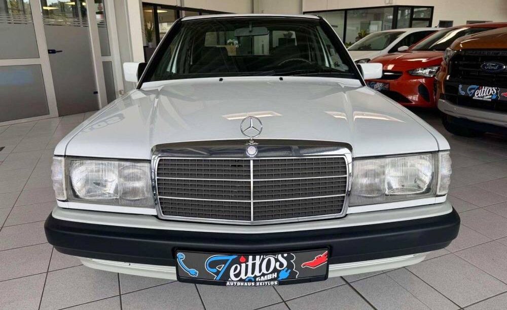 Mercedes 190E με 14.000 χλμ. λες και ανήκει σε μουσείο