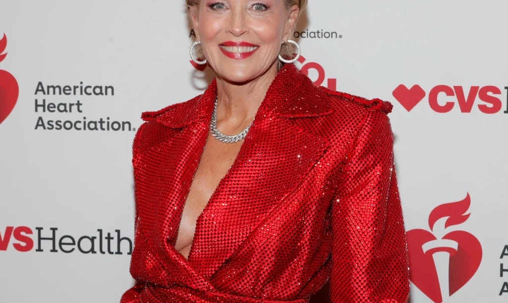 Η Σάρον Στόουν αποκάλυψε ποιος χολιγουντιανός ηθοποιός φιλάει καλύτερα.