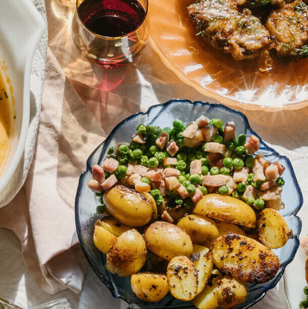 Αρακάς με καπνιστό ζαμπόν, πατατούλες, καρότα baby και μανιτάρια