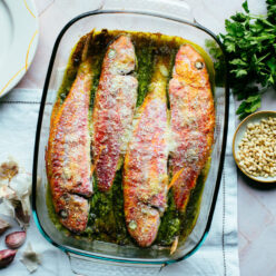 barbounia-ston-fourno-me-koukounari-kai-maintano-gastronomos-768×960