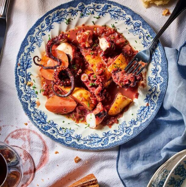 Χταπόδι κρασάτο και κοκκινιστό, με πατάτες και πορτοκαλένιο άρωμα