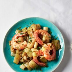 garides-me-prasa-ladera-kai-lemonata-gastronomos-768×960