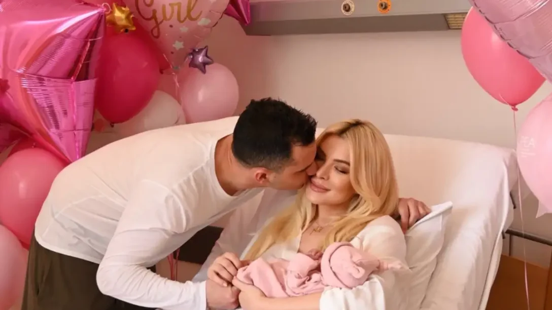 Κατερίνα Καινούργιου – Παναγιώτης Κουτσουμπής: Οι φωτογραφίες με την κόρη τους μέσα από το μαιευτήριο