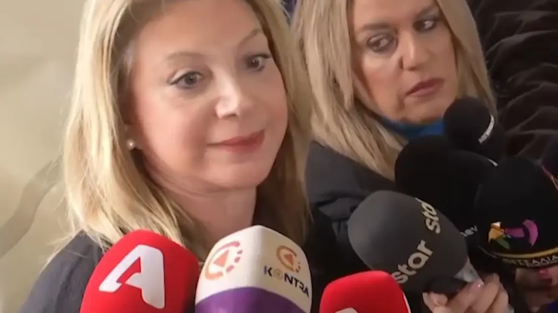 Ξέσπασε η Μαρία Καρυστιανού έξω από τη δίκη των Τεμπών: «Εγώ θα βγάλω φωτογραφίες για να δει το πανελλήνιο τι συμβαίνει στην αίθουσα»