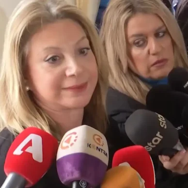Ξέσπασε η Μαρία Καρυστιανού έξω από τη δίκη των Τεμπών: «Εγώ θα βγάλω φωτογραφίες για να δει το πανελλήνιο τι συμβαίνει στην αίθουσα»