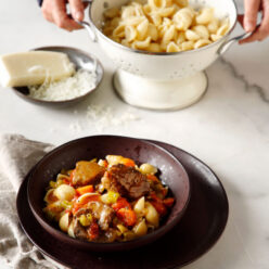 kokkinisto-me-koxylaki-gastronomos-768×960