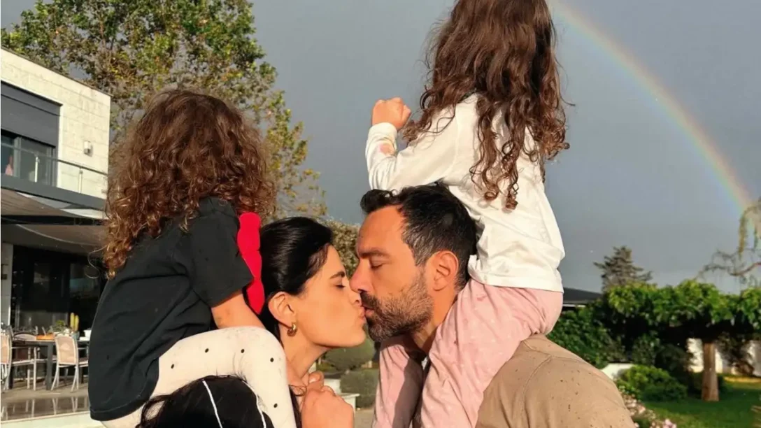 Γενέθλια για τον Σάκη Τανιμανίδη – Η τρυφερή έκπληξη της Χριστίνας Μπόμπα μαζί με τις κόρες τους – Βίντεο