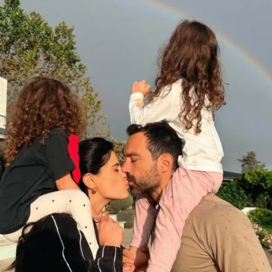 Γενέθλια για τον Σάκη Τανιμανίδη – Η τρυφερή έκπληξη της Χριστίνας Μπόμπα μαζί με τις κόρες τους – Βίντεο