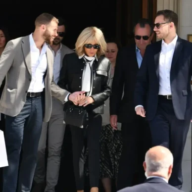 Μπριζίτ Μακρόν: Η νέα εμφάνιση στο κέντρο της Αθήνας