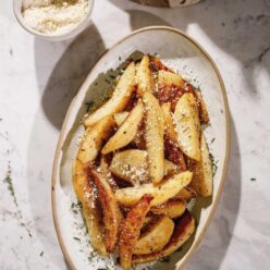 patates-foyrnoy-me-parmezana-dentrolivano-kai-koliandro_gastronomos-768×960