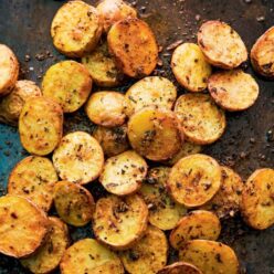 patates-me-krasi-kai-dentrolivano-gastronomos-768×960