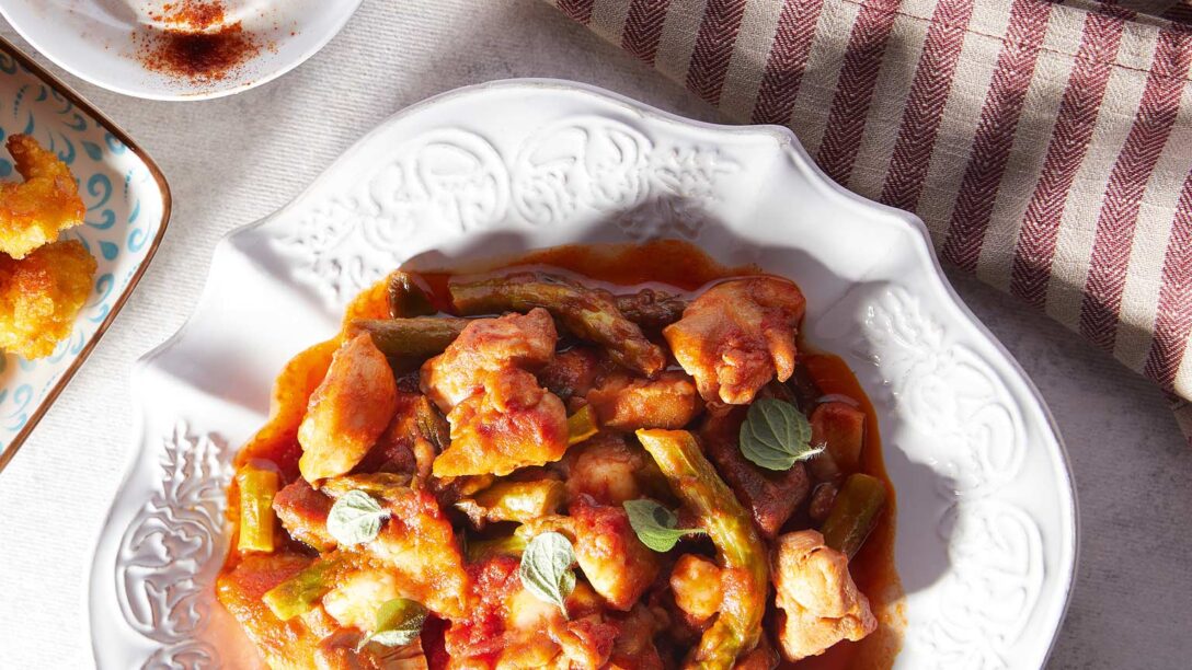 Τηγανιά κοτόπουλου με σπαράγγια και γραβιέρα