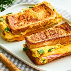 to-apolyto-tost-me-omeleta_gastronomos
