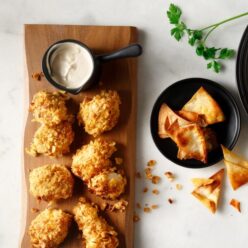 tragano-kotpoulo-pane-ston-fourno-me-nifades-kalampokiou-kai-saltsa-giaourtiou-gastronomos-610×762