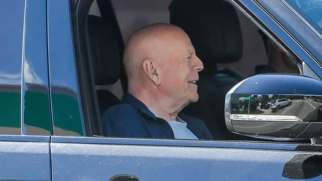 Μπρους Γουίλις: Χαμογελαστός σε σπάνια δημόσια εμφάνιση στο Λος Άντζελες