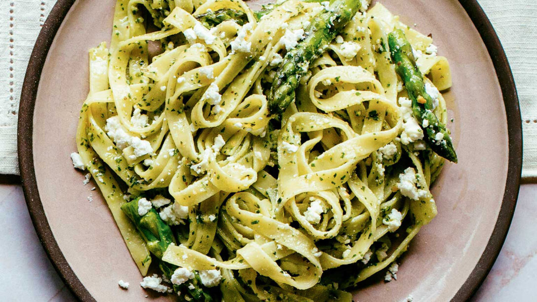 Χυλοπίτες με σπαράγγια, φέτα και πέστο ρόκας