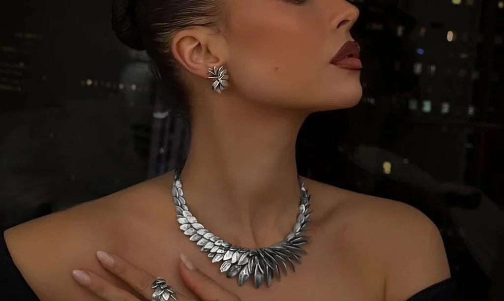 Αμυγδαλωτά νύχια μπεζ: 12 μανικιούρ που δείχνουν «καθαρά» και «πολυτελή»