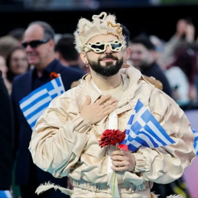 Eurovision 2026 – Akylas: Με το συρτάκι του «Ζορμπά» στο τιρκουάζ χαλί η ελληνική αποστολή