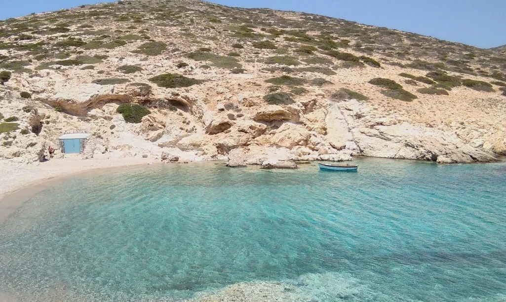 Το κυκλαδίτικο νησί που βρίσκεται στο no2 των κορυφαίων μυστικών προορισμών της Ευρώπης