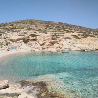 Το κυκλαδίτικο νησί που βρίσκεται στο no2 των κορυφαίων μυστικών προορισμών της Ευρώπης